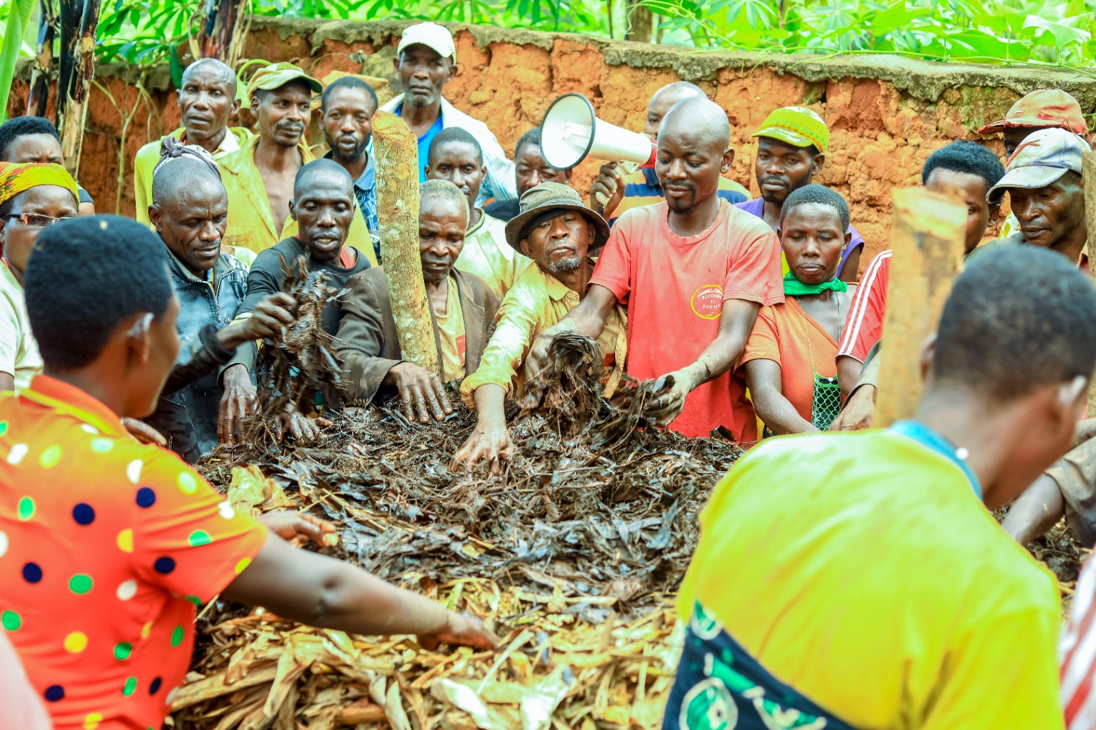 Imparting innovative banana cultivation techniques and the art of crafting organic fertilizers to the folks of Rwintamba Village.